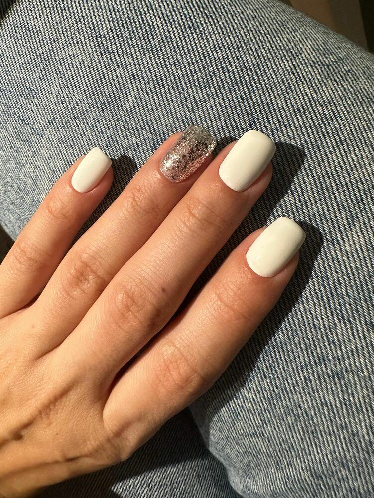 Manicure hybrydowy w bieli z brokatem - Klinika Urody MaDa Wrocław
