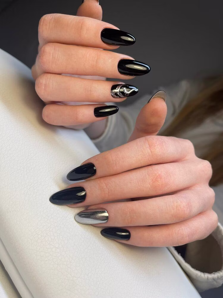 Manicure hybrydowy w czerni z efektem chromu - Klinika Urody MaDa Wrocław