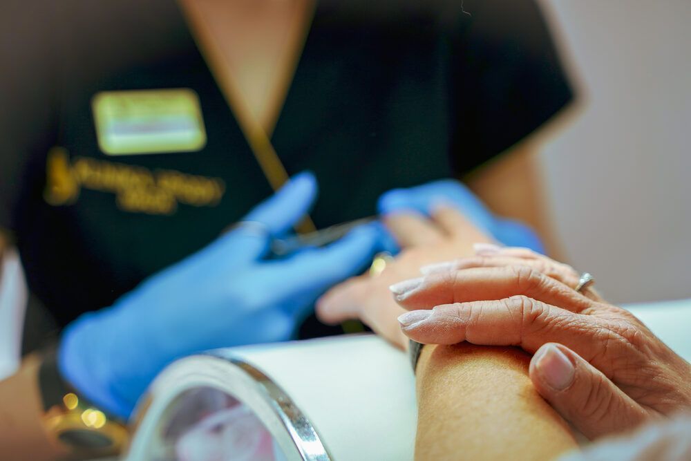 Opracowanie skórek i przygotowanie paznokci - Klinika Urody MaDa Wrocław