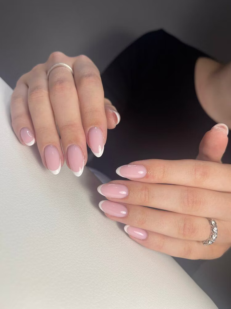 Manicure hybrydowy french na migdale - Klinika Urody MaDa Wrocław