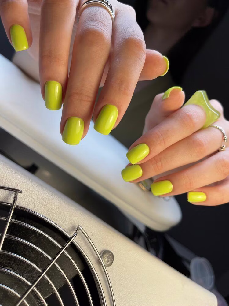 Manicure hybrydowy w kolorze limonkowym - Klinika Urody MaDa Wrocław