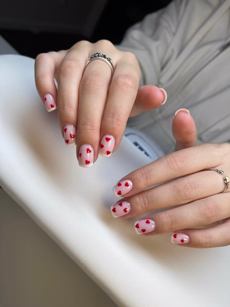 Manicure hybrydowy ze zdobieniem w serduszka - Klinika Urody MaDa Wrocław