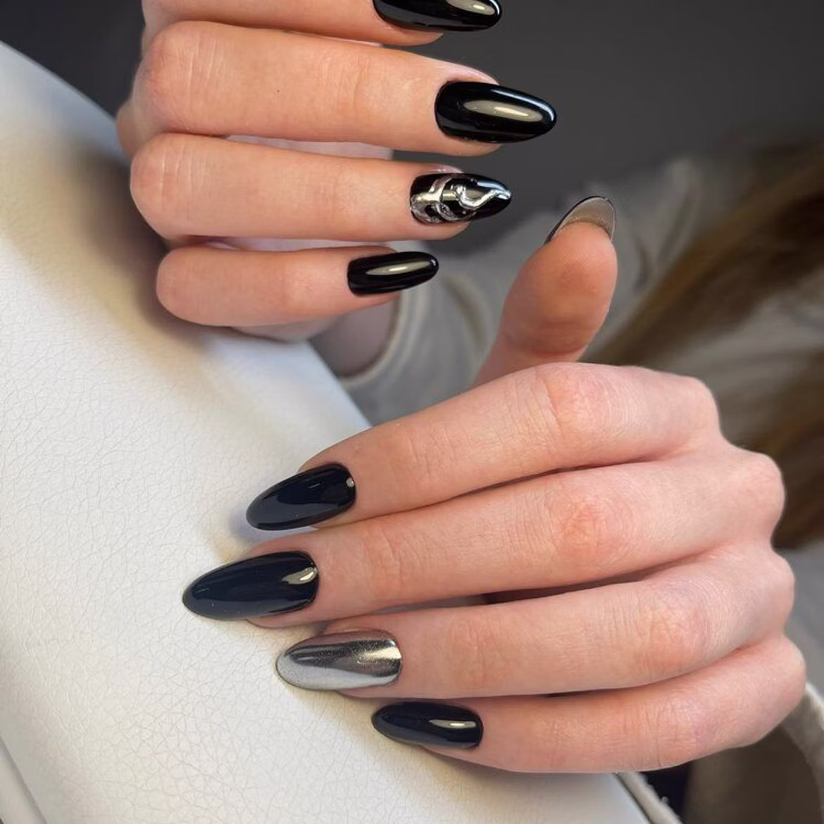Czarny manicure hybrydowy z chromem - Klinika Urody MaDa Wrocław