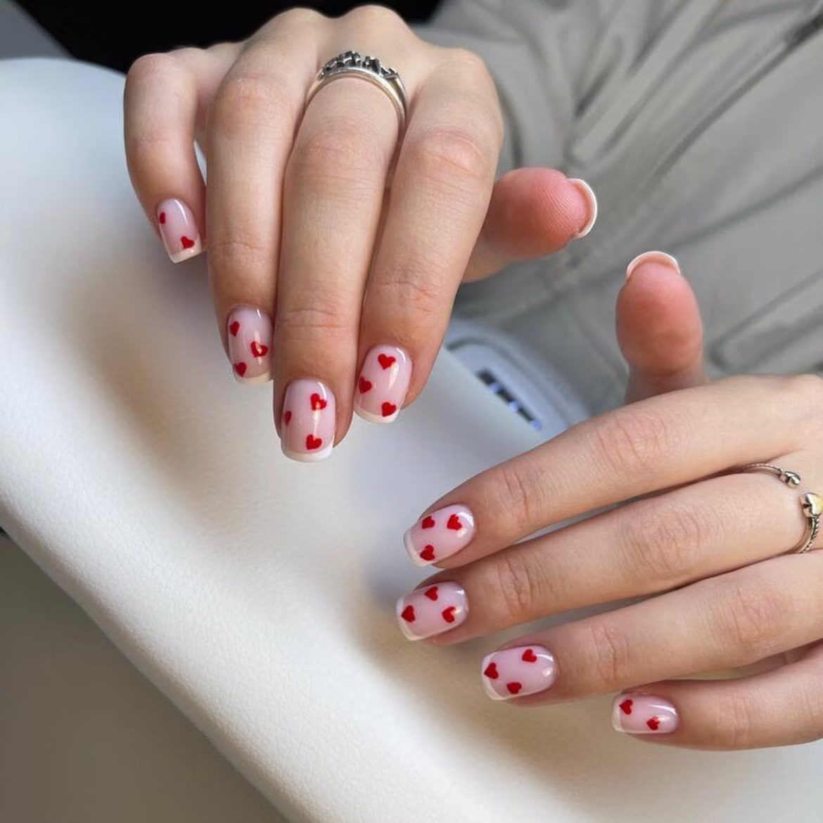 Manicure hybrydowy ze zdobieniem - Klinika Urody MaDa Wrocław